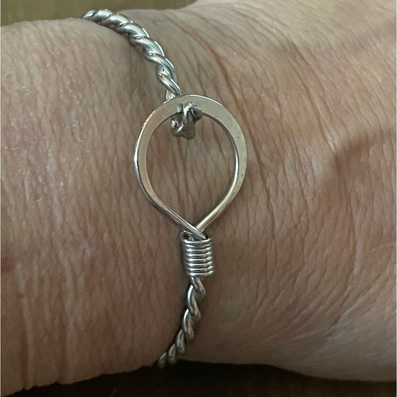 Silver twisted hook and loop bangle bracelet - Picture 2 of 6